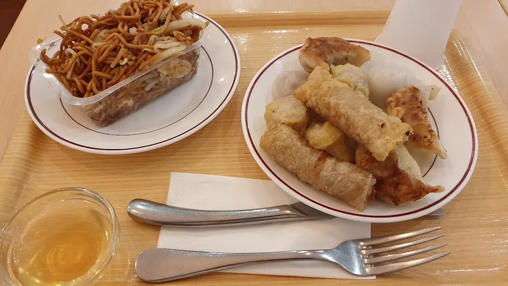 Nouilles Avec Nems Et Raviolis Vapeur