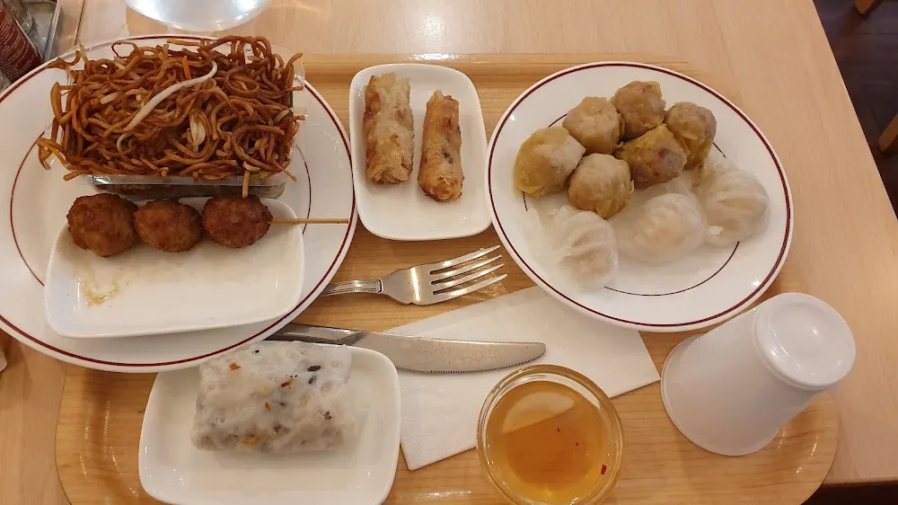 Nouilles Raviolis Vapeurs Nems Et Brochettes